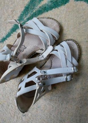 Білі босоніжки для дівчинки.