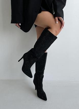 Замшевые сапоги покрыты стразами