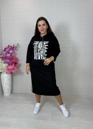 Подовжена сукня з накатом та лампасами у спортивному стилі з капюшоном та кишенями6 фото