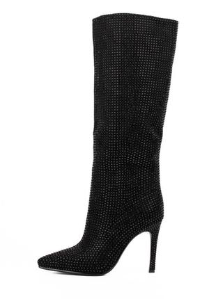 Замшевые сапоги покрыты стразами