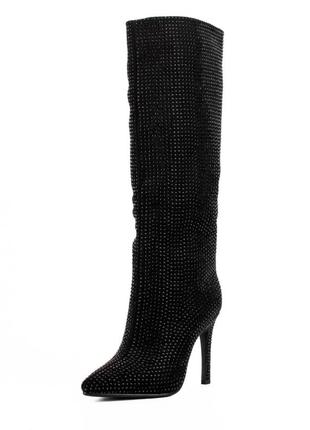 Замшевые сапоги покрыты стразами