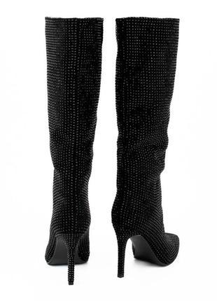 Замшевые сапоги покрыты стразами