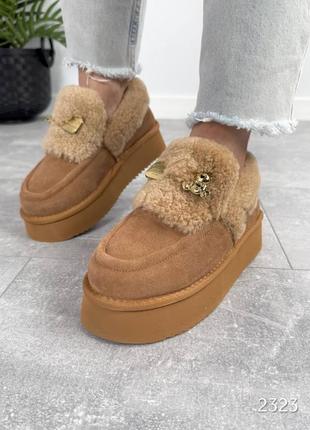 Замшевые утепленные лоферы на утолщенной подошве с декоративной брошью