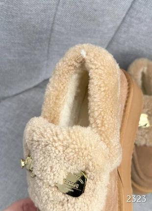 Замшевые утепленные лоферы на утолщенной подошве с декоративной брошью