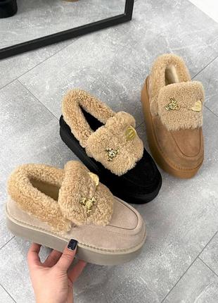 Замшевые утепленные лоферы на утолщенной подошве с декоративной брошью