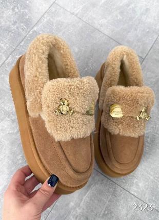 Замшевые утепленные лоферы на утолщенной подошве с декоративной брошью