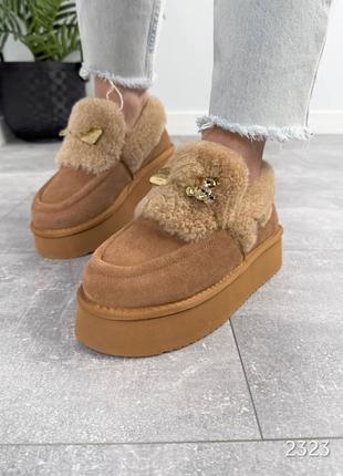 Замшевые утепленные лоферы на утолщенной подошве с декоративной брошью