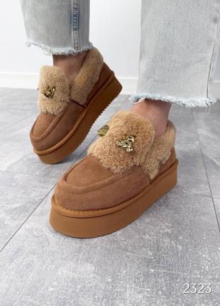 Замшевые утепленные лоферы на утолщенной подошве с декоративной брошью