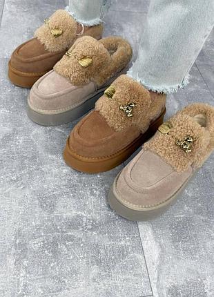 Замшевые утепленные лоферы на утолщенной подошве с декоративной брошью