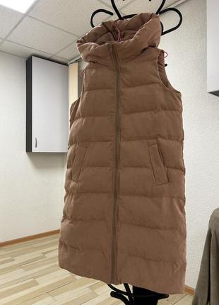 Теплая длинная жилетка с капюшоном