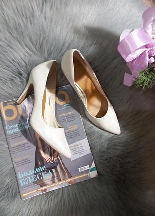 Бежеві шкіряні туфлі човники