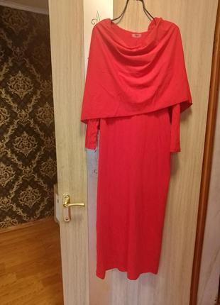 Дизайнерское платье со спущенными плечами