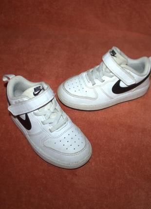 Кроссовки фирмы nike 26 размера по стельке 17 см.