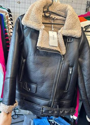 Черная дубленка с мехом в стиле zara оверсайз
