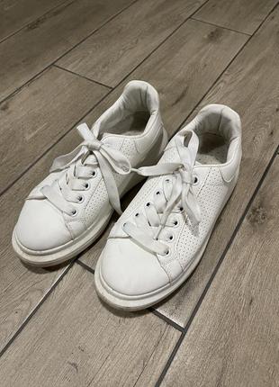 Кросівки білі