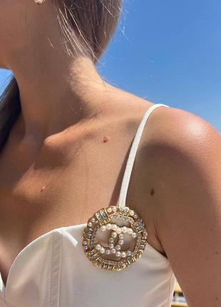 Брошка у позолоті з камінцями та перлинами