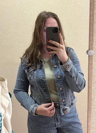 Курточка джинсова коротка colins