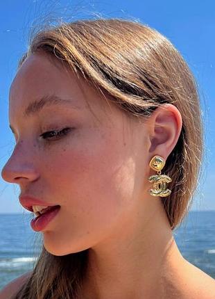 Серьги в позолоте в виде логотипа