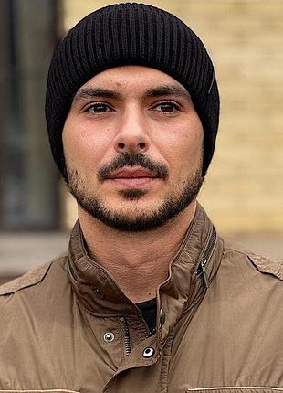 Мужская классическая шапка на флисе черная