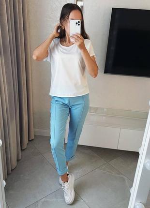 Костюм белая футболка и голубые брюки