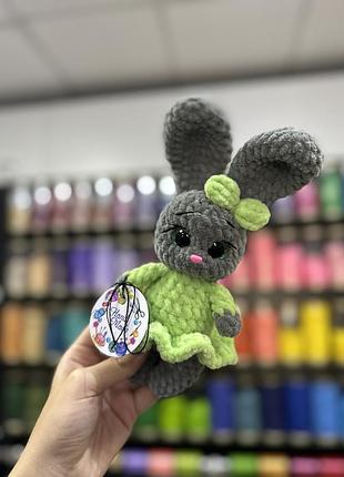 В'язана іграшка зайчик у двох кольорах