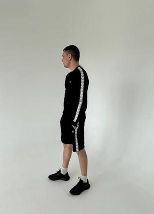 Fred perry є білий та чорний на лампасах оригінальний