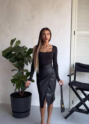 Кожаная юбка-миди на запах