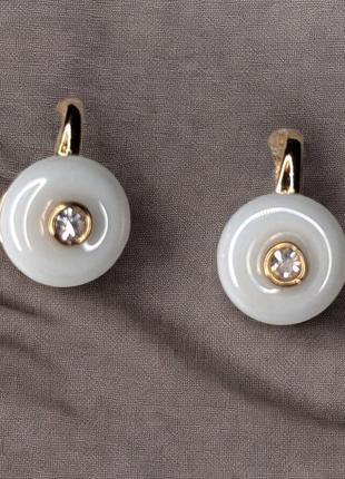 Сережки класичні золотисті з білим xuping медичне золото ксюпінг 1.5 см