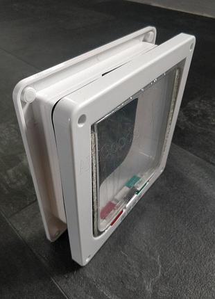 Дверь двусторонняя для котов и мелких  собак белая. размер m (19,8х19х5,5см)