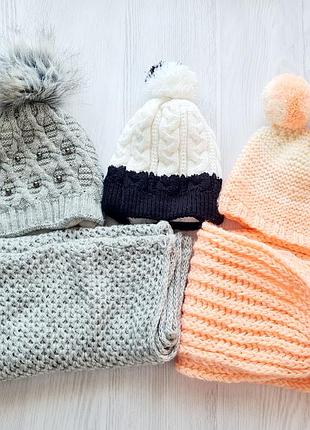 Набор теплых шапок и шарфов для девочек.
