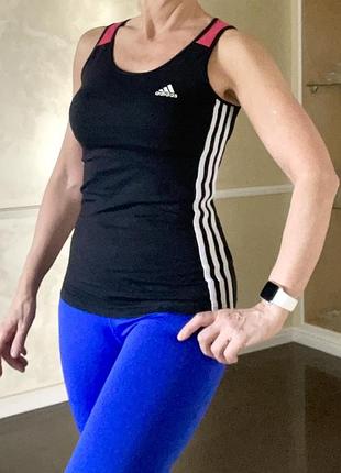 У Adidas маечка