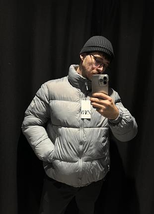 Zara нейлонова куртка у світло-сірому кольорі. щільно утеплена штучним наповнювачем.