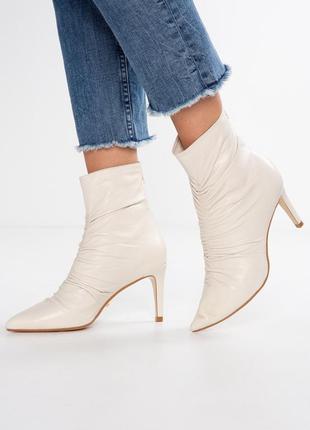 Стильные белые кожаные ботинки