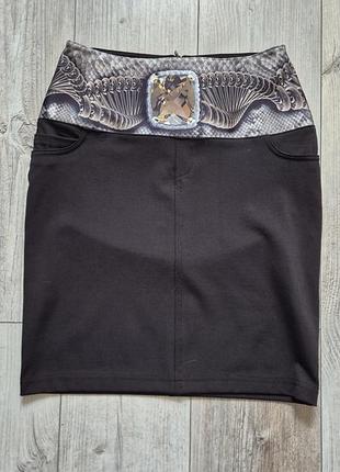 Юбка классическая с красивой отделкой на талии