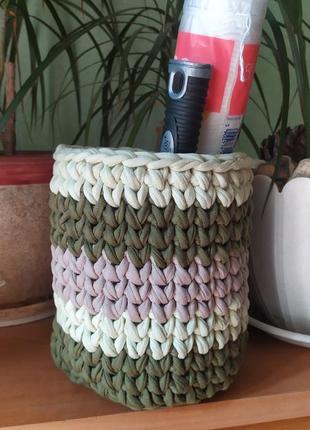 Кашпо  вязаное из трикотажной пряжи  , ручная работа .цвет - оливковый , молочный
