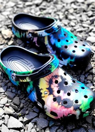 Яркие crocs classic tie dye graphic clog