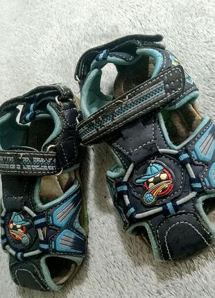 Босоножки 26р (16см стелька)
на липучках, с закрытыми носочками!!!
в удовлетворительном состоянии!!!