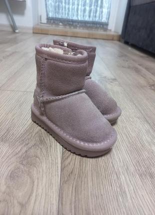 Уги для дівчинки