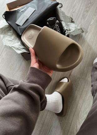 Сланці жіночі, чоловічі adidas stripe america slide soot коричневі (адіас ізі, шльопанці, капці)