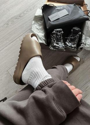 Сланцы женские, мужские adidas yeezy slide soot коричневые (адидас изи, шлепки, тапочки)5 фото