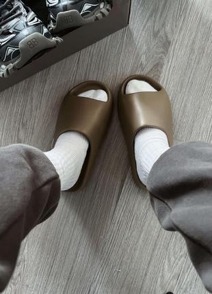 Сланцы женские, мужские adidas yeezy slide soot коричневые (адидас изи, шлепки, тапочки)4 фото