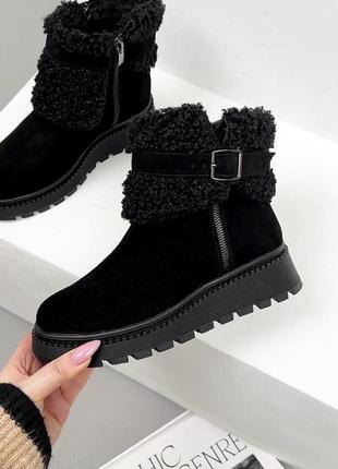 Теплые зимние замшевые ботинки на молнии украшены мехом