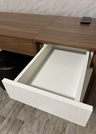 Туалетний столик з дзеркалом та підсвіткою