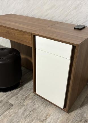 Туалетний столик з дзеркалом та підсвіткою