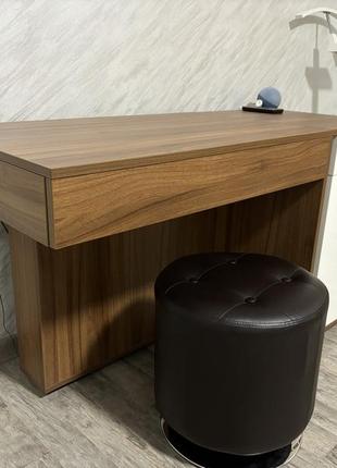 Туалетний столик з дзеркалом та підсвіткою