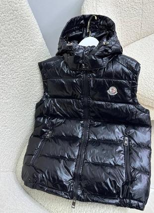 Пуховая жилетка в стиле moncler