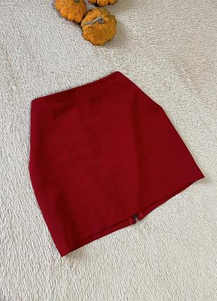Червона міні-спідничка