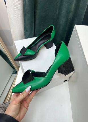 Кожаные туфли лодочки зеленые с черными много цветов3 фото