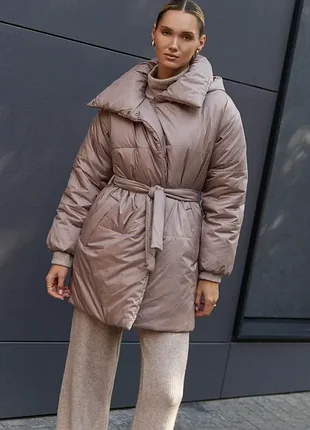 Тепла куртка оверсайз з поясом і капюшоном