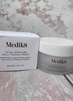 Щоденний зволожуючий крем для обличчя medik8 total moisture daily facial cream